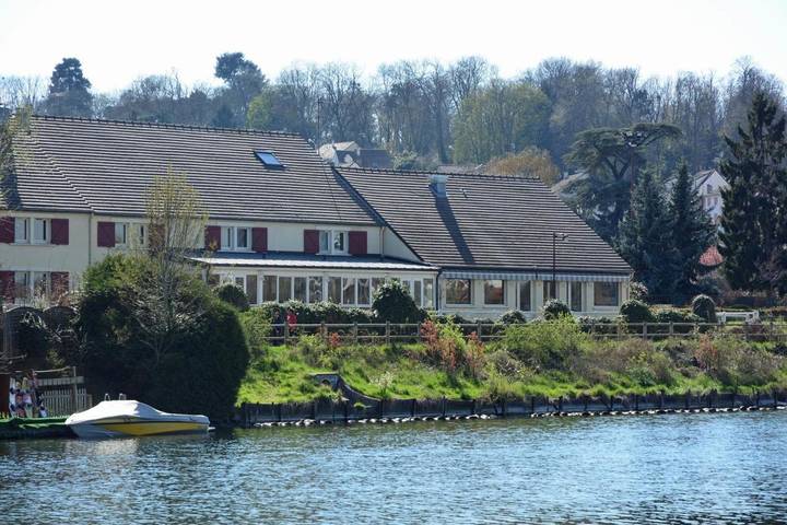 Hôtel pour 2 personnes, avec terrasse ainsi que jardin et vue sur le lac, animaux acceptés à Viry-Châtillon