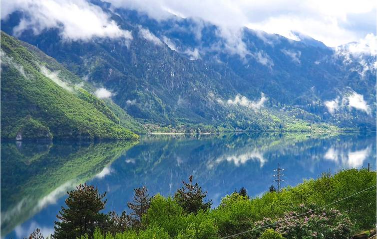 Ganze Ferienwohnung, Appartement mit Seeblick, Parkplatz und Internet in Anfo, Gardasee-Berge