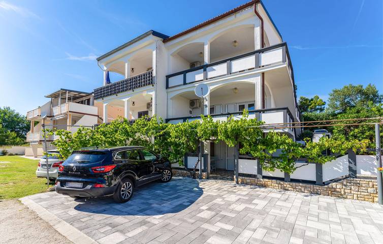 Ferienwohnung für 4 Personen, mit Terrasse und Garten in Rtina