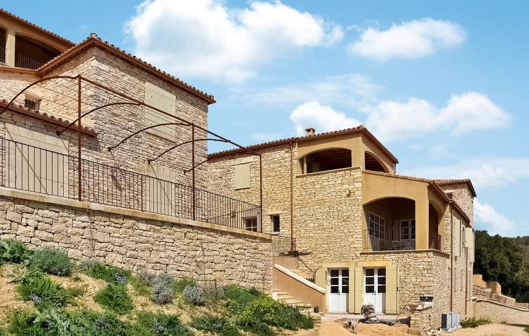 Gîte pour 6 personnes, avec terrasse à Issirac