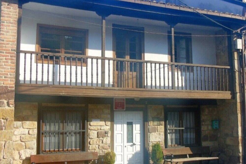 La Jomeruca. Casa de pueblo cerca de playa y montaña in Reocín, Costa de Cantabria