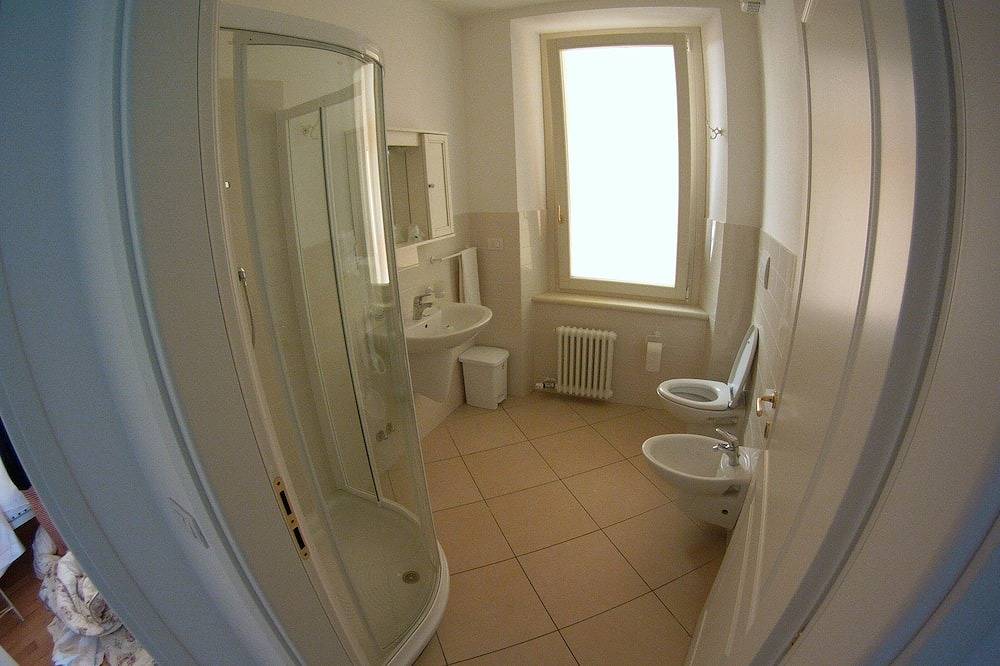 Ganze Wohnung, Neus grosses wohnung direkt am see in Malcesine, Gardasee-Berge