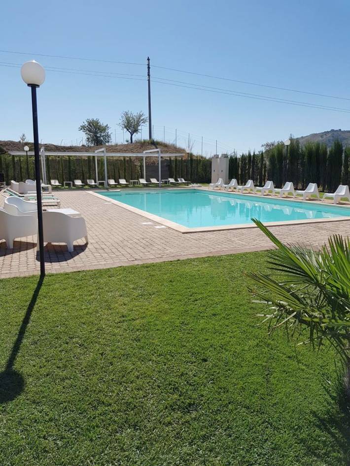 Maison de campagne pour 8 personnes, avec vue ainsi que jardin et piscine, animaux acceptés à Valguarnera Caropepe