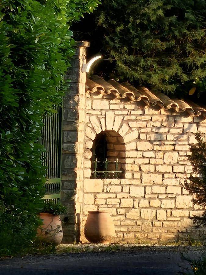 Location de vacances pour 5 personnes, avec Terrasse et Jardin ainsi que Piscine et Vue à Lamotte-du-Rhône