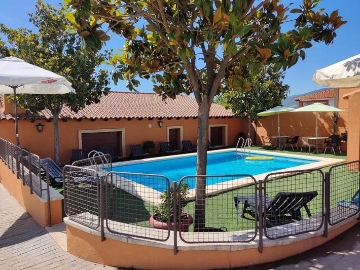 Apartamento para 12 personas, con Jacuzzi y Terraza además de Jardín y Piscina en Retuerta del Bullaque