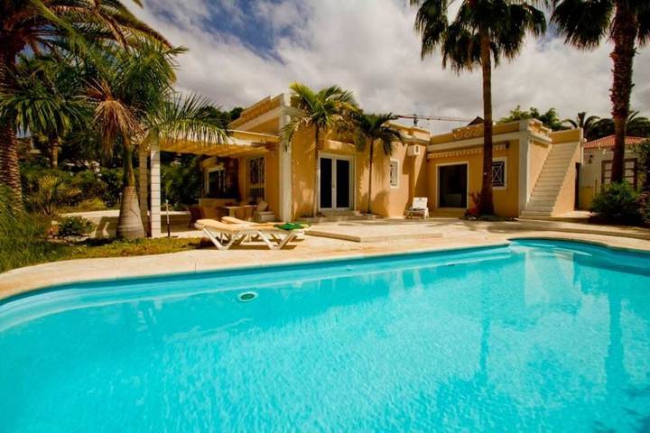 Chalet para 6 personas, con jardín y vistas al lago además de piscina y vistas en Pueblo de Tauro