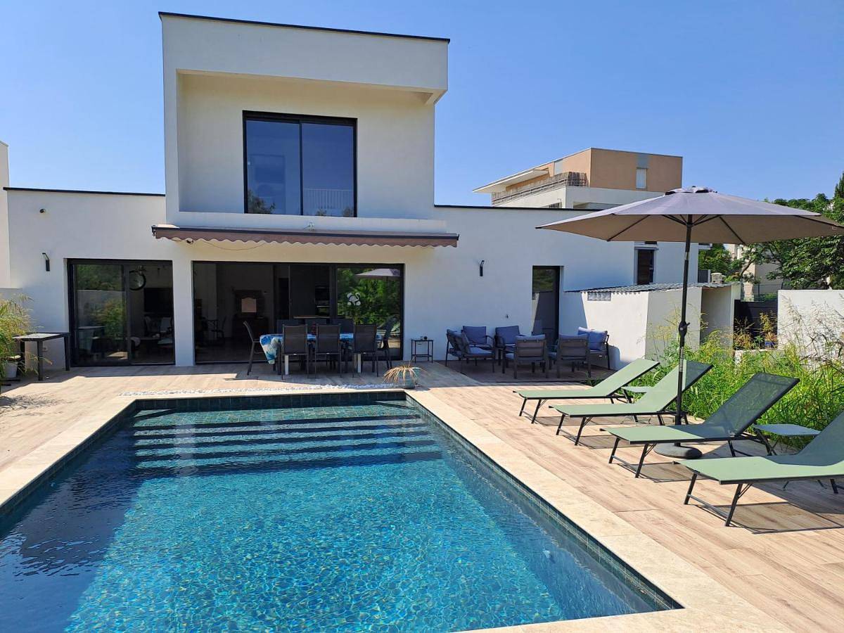 Appartement de vacances entier, Chambre chez l'habitant dans Villa d'architecte avec Piscine chauffée in Marsillargues, Côte méditerranéenne (France)