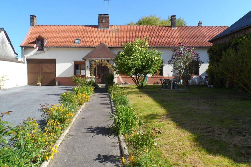 Grande Maison Familiale Ancien corps de ferme, Bon Emplacement , Centre Village in Feuquières-en-Vimeu, Région d'Abbeville