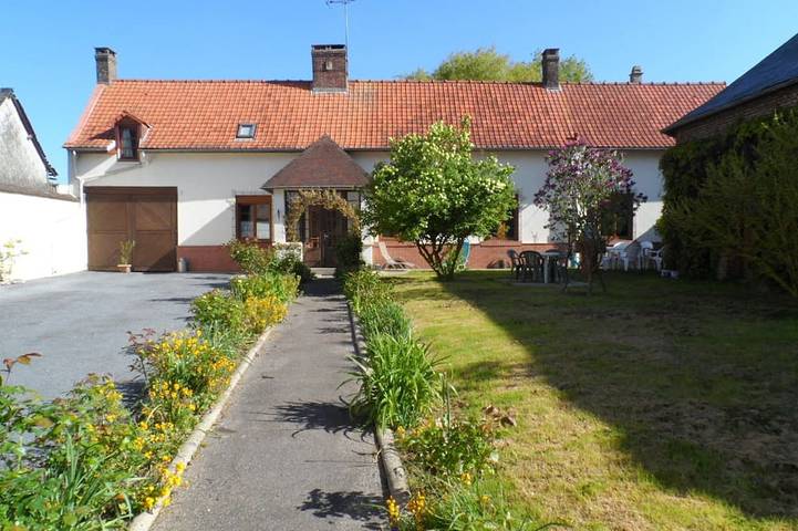 Grande Maison Familiale Ancien corps de ferme, Bon Emplacement , Centre Village in Feuquières-en-Vimeu, Région d'Abbeville