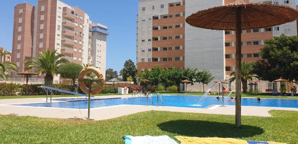 Appartement de vacances pour 6 personnes, avec balcon ainsi que jardin et piscine