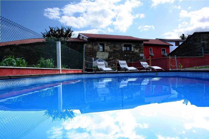 Casa rural con piscina para 6 personas, con piscina además de vistas y jardín en Provincia de Orense