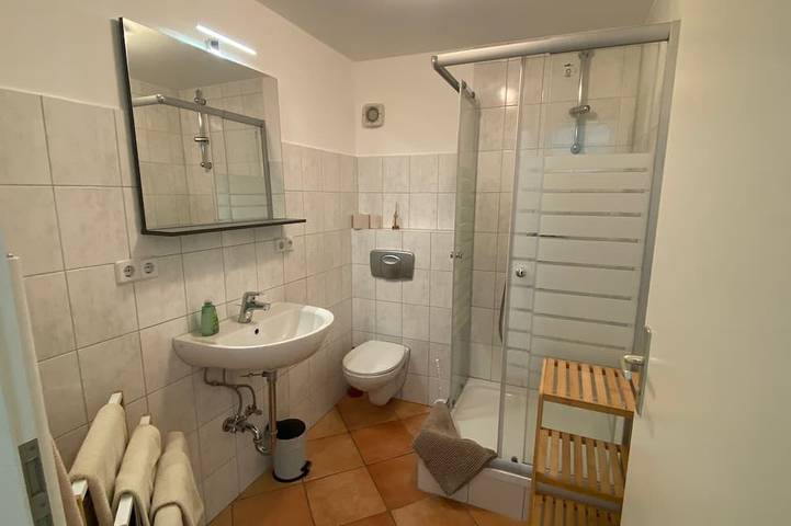 Ganze Wohnung, Ferienwohnung \"Hang\" in einem Ferienhaus - in direkter Seelage in Motzen, Mittenwalde