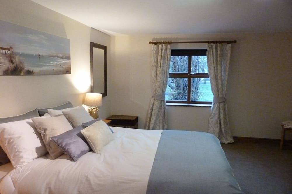 Barley Edge, Beautiful Barn Conversion, Sleeps 10, Grounds overlook Hornsea Mere in Hornsea, East Riding of Yorkshire