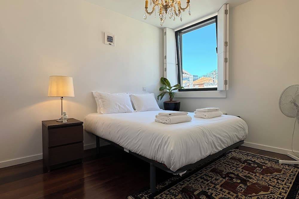 Exclusive Luxury Villa with Plunge Pool & Garden in Cedofeita, Porto