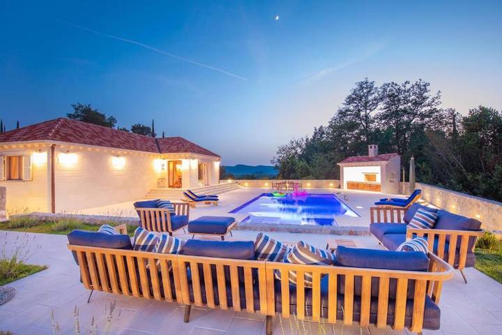 Villa pour 6 personnes, avec Balcon et Terrasse ainsi que Jardin et Piscine