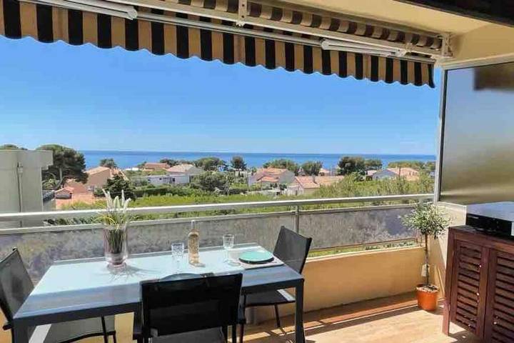 Location de vacances pour 3 personnes, avec terrasse et vue à Carry-le-Rouet