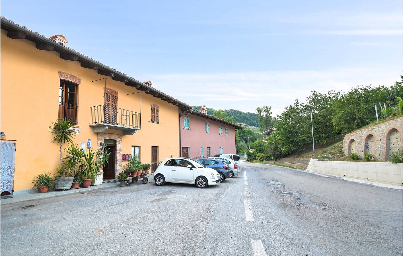 Appartamento intero, Appartamento nel centro città con parcheggio e internet in Monforte d'Alba, Langhe