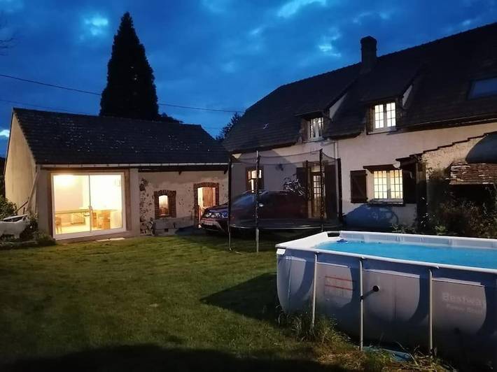 Location de vacances pour 8 personnes, avec piscine ainsi que bassin pour enfant et jardin dans Ymeray