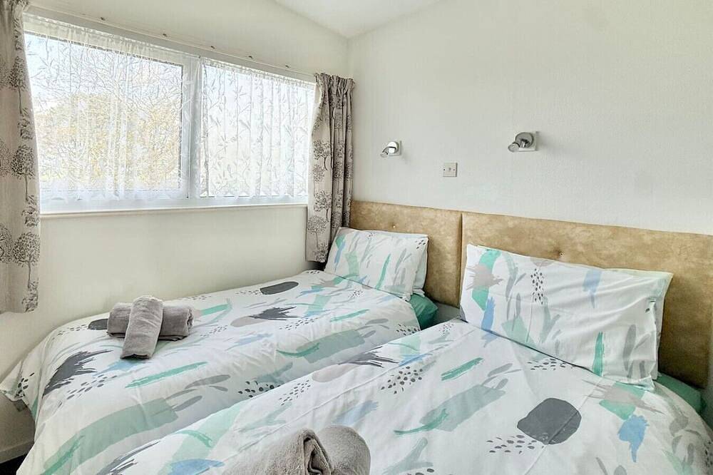 Bright Coastal Chalet Near Dartmouth | Sleeps 4 in Dartmouth, Devon