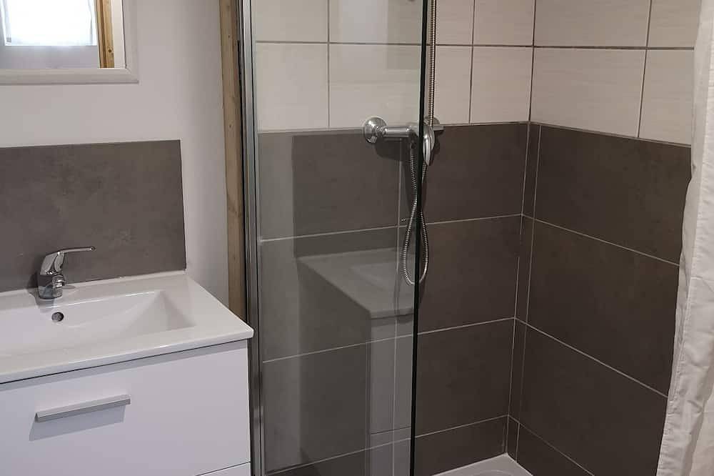 T2 + cabañas con piscina climatizada en un parque in Maraussan, Region de Béziers