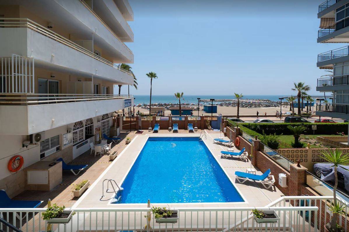 Entire apartment, Apartment 'Terraza De Ensueño En La Playa' with Sea View, Shared Pool and A/C in Fuengirola Centre, Fuengirola
