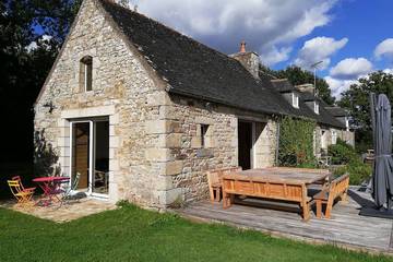 Gîte pour 11 personnes, avec jardin et terrasse à Ploumilliau