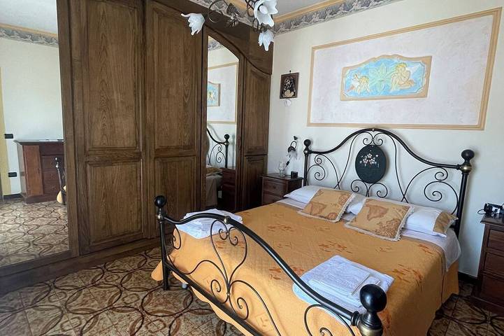 Italian-style sea-view cottage suspended between Sorrento and the Amalfi Coast in Torca, Massa Lubrense