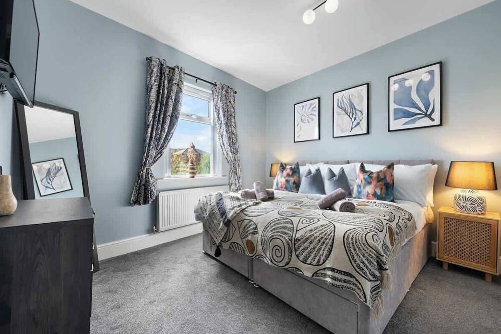 4-Br Elegant & Cosy Home in Bolton with Parking in Bolton, Greater Manchester