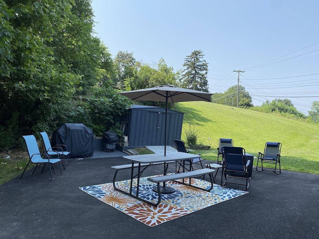 Harrisburg Hershey Park Giant Center Farm Show Pets Welcome Gated Yard Safe Fun in Paxtonia, Dauphin County