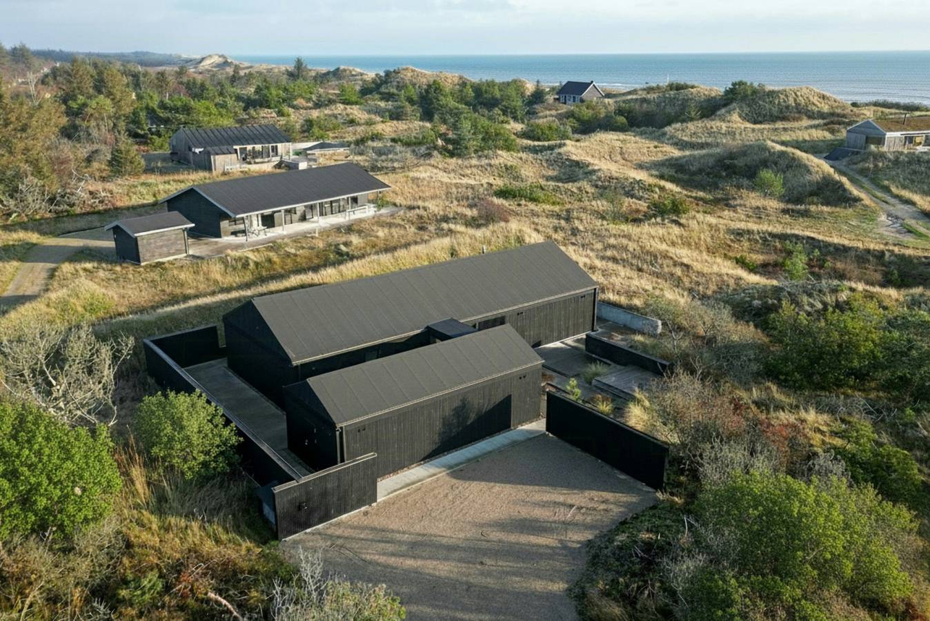 Arkitektonisk ro og minimalisme gjemt i sanddynene in Råbjerg-Bunken, Ålbæk