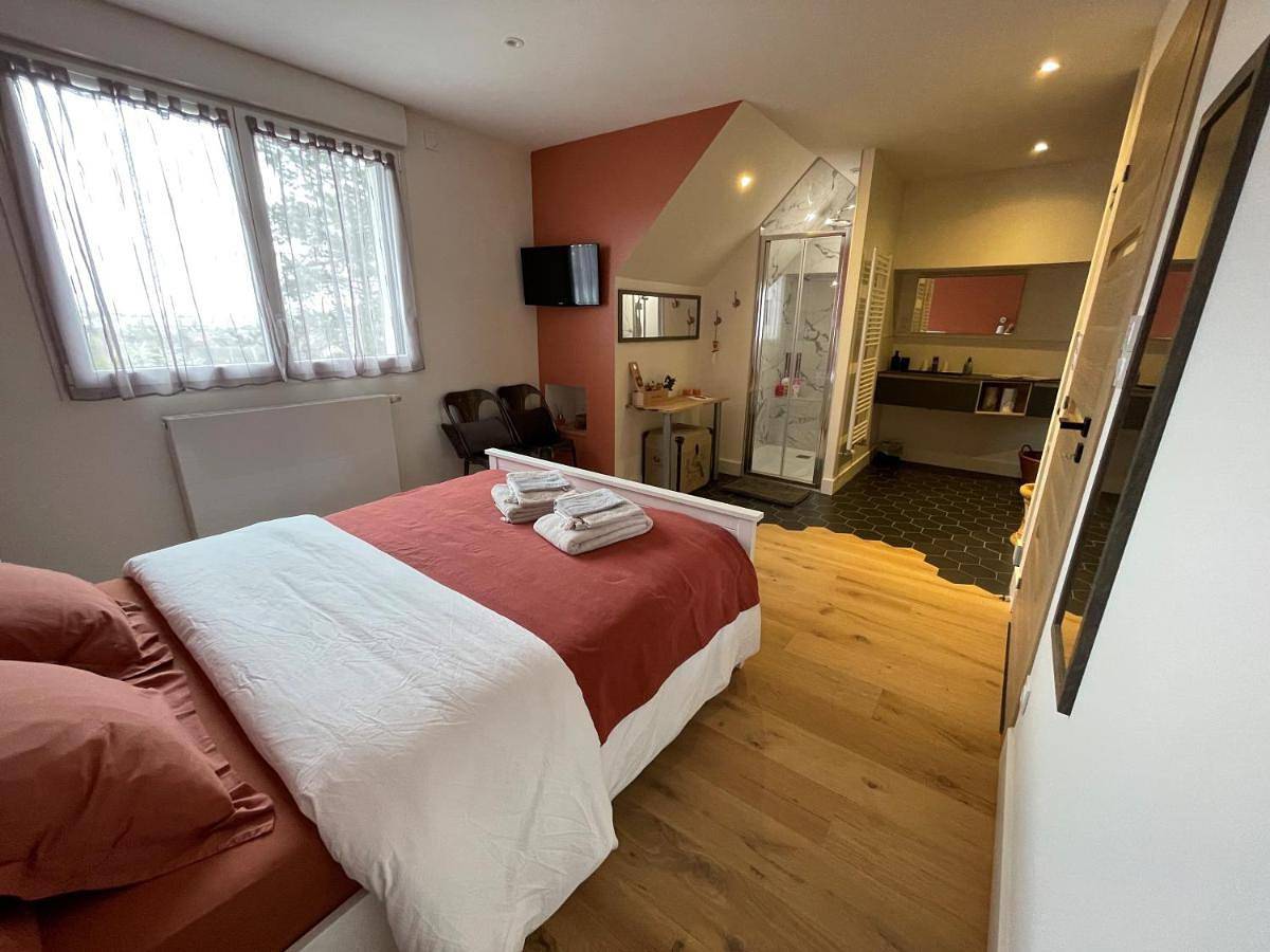 Deluxe Double Room with Bath in Fontaine-lès-Dijon, Région de Dijon