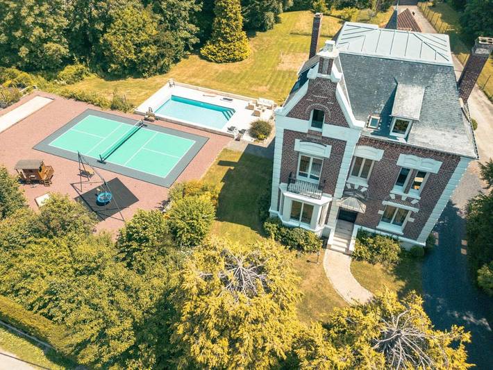 Location de vacances pour 8 personnes, avec Jacuzzi et Terrasse ainsi que Jardin et Piscine à Airaines