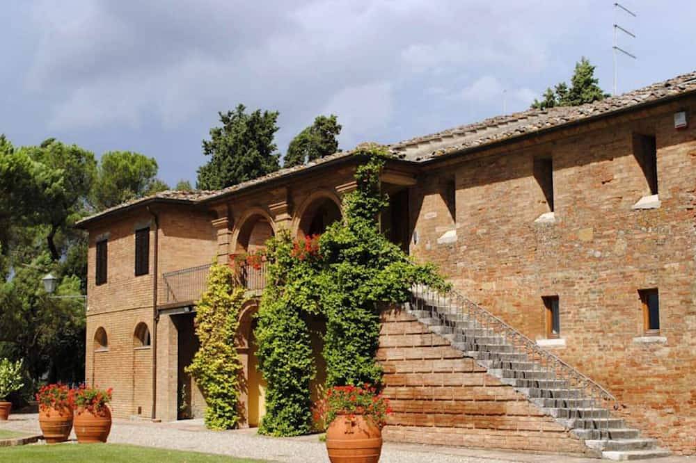 Independent villa with wonderful view. Pool.  Up t 22 guests in Monteroni d'Arbia, Siena Provinz