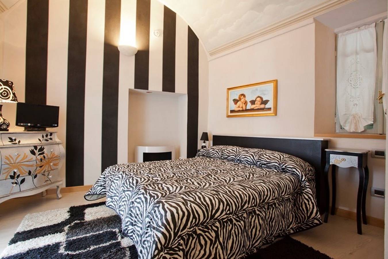 Entire studio, Comfortable studio in Piazza, 30 m², fireplace & balcony in Mondovì, Cuneo Province