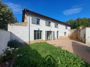 Location de vacances pour 7 personnes, avec terrasse et jardin à Gleizé