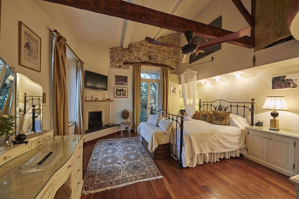Stunning, stone-built, recently renovated Bastide with private pool. in Roquefort-les-Pins, Cannes region