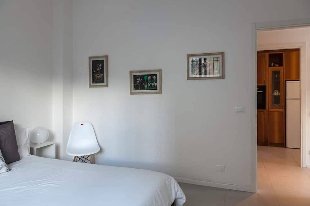 Villetta in stile moderno, con ampio giardino recintato. in Marina di Carrara, Carrara