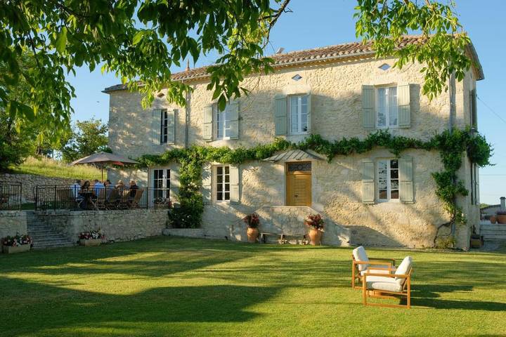 Location de vacances pour 2 personnes, avec Terrasse et Jacuzzi ainsi que Jardin et Piscine à Saint-Mézard