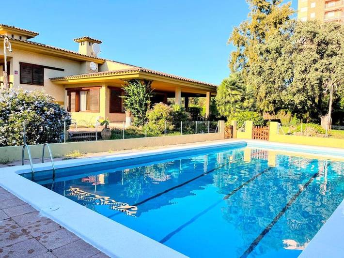 Chalet para 10 personas, con vistas además de piscina y jardín en Benicasim