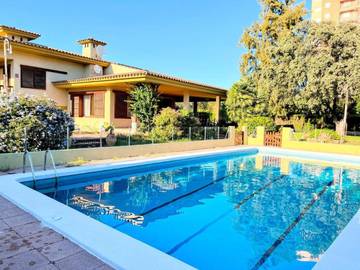 Casa rural para 10 personas, con jardín además de piscina y vistas en Benicasim
