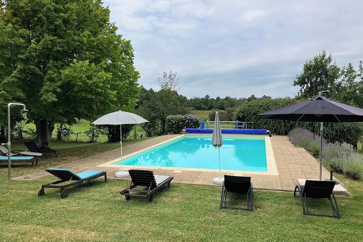 Location de vacances pour 9 personnes, avec jardin à Saint-Privat-des-Prés