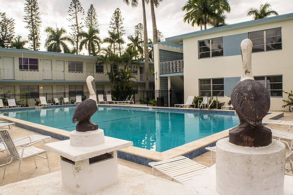Ganze Wohnung, Eine großartige Aussicht auf den Pool! Schritte zum Strand und Pier. Gehen Sie bis zur 3rd St in Naples Beach, Naples (Florida)