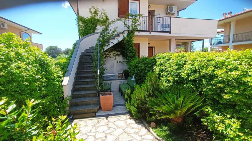 Casa vacanza per 5 persone, con giardino e panorama nonché vista lago, adatto a famiglie con bambini - 1