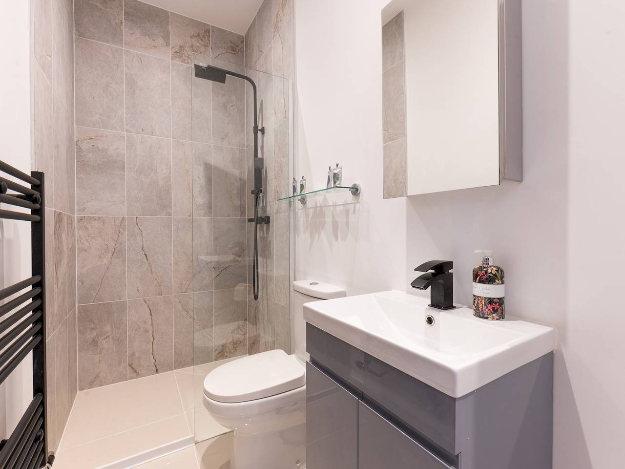 Entire apartment, Elegant St Margarets 1Br near Transport, London | Pass the Keys in Richmond upon Thames, London