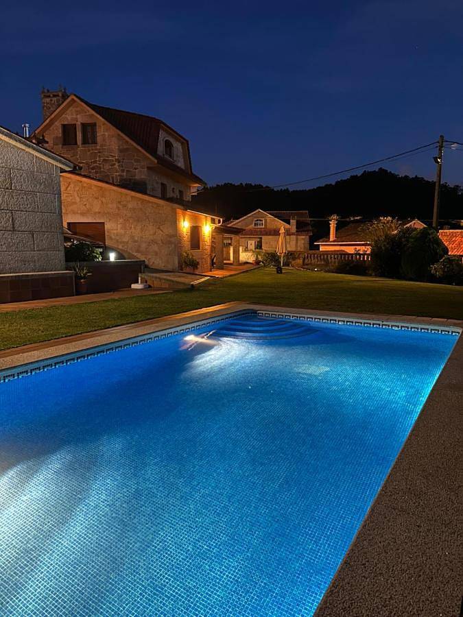 Casa para 10 personas, con Balcón y Terraza además de Jardín y Piscina en Pontevedra
