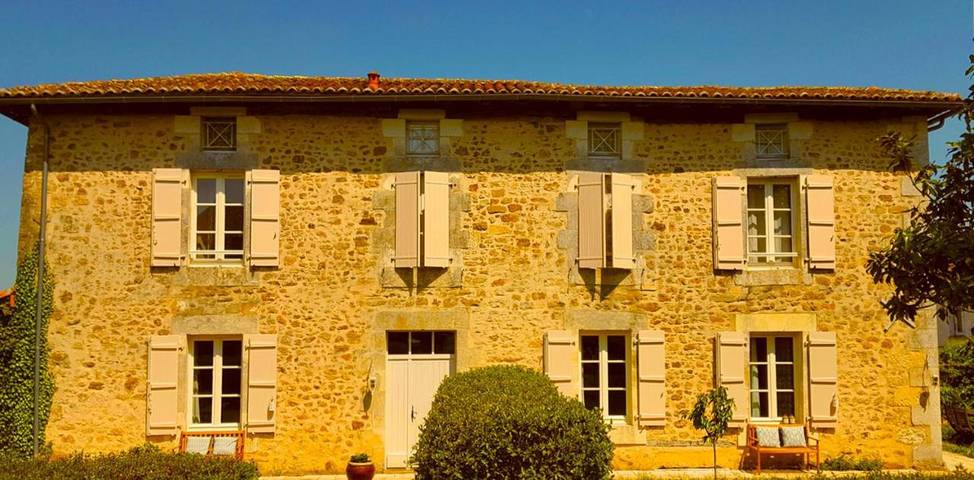 Location de vacances pour 7 personnes, avec Terrasse et Jardin ainsi que Piscine et Vue à Mazières (homonymie)