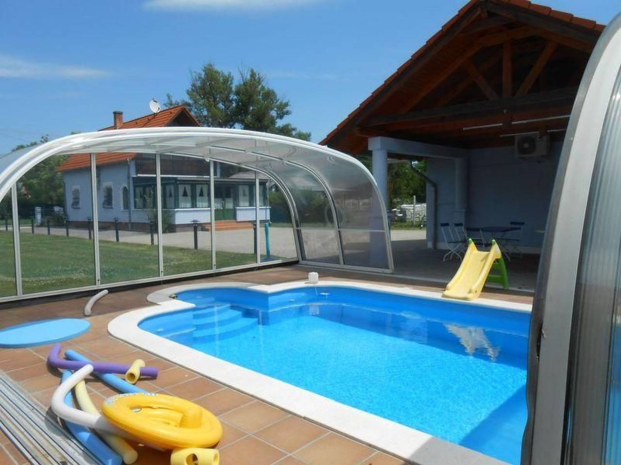 Mit Garten, Grill und Terrasse in Balatonmariafürdö, Plattensee Südufer