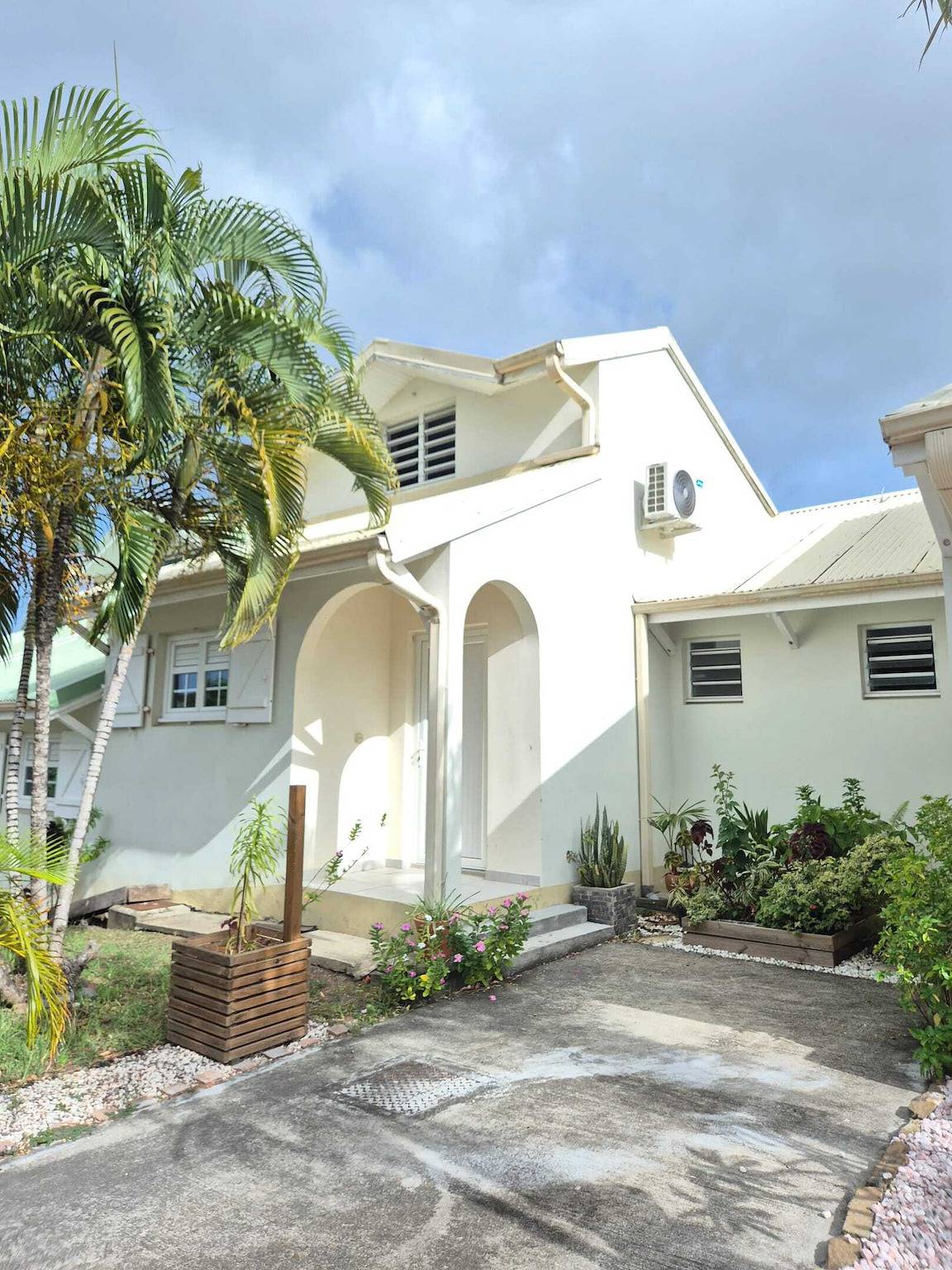 Encantadora casa en Sainte-Anne con pérgola de madera y jardín. in Sainte-Anne, Martinica