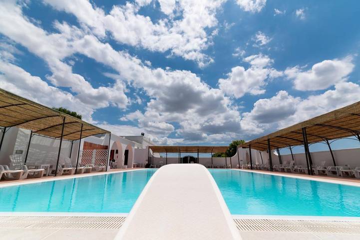 Casa vacanza per 4 persone, con panorama e giardino nonché piscina, adatto a famiglie con bambini in Crispiano