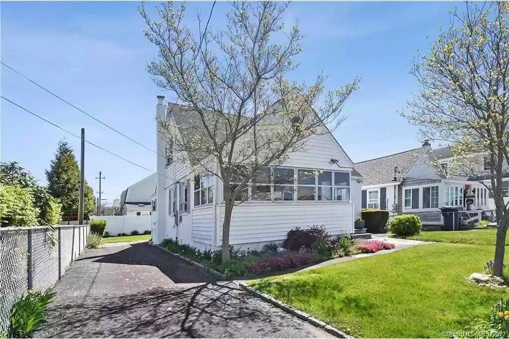 4 Bed/2 Bath -Private Beach: Old Colony in Old Lyme, Connecticut